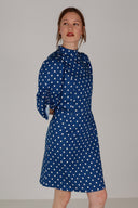 Bella blå og hvit polkadot kjole