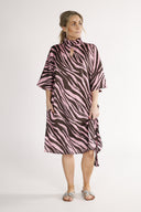 Cornelia kjole i brun og rosa zebra
