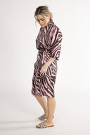 Cornelia kjole i brun og rosa zebra