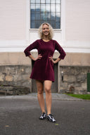 Olivia kort kjole i bordeauxrød