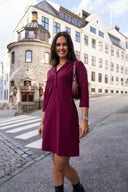 Olaug bordeauxrød kjole