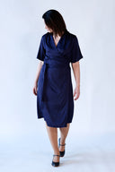 Iris navy eksklusiv omslagskjole i rayon
