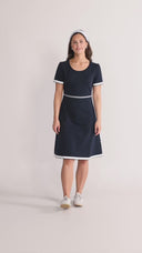 Pauline marineblå og hvid kjole