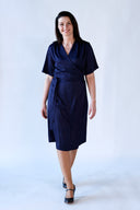 Iris navy eksklusiv omslagskjole i rayon